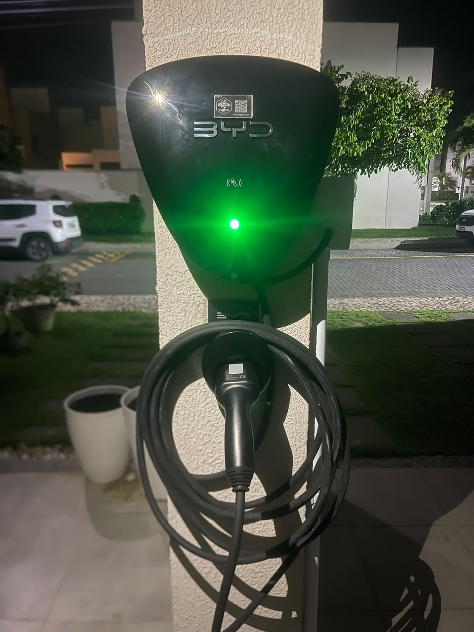 Wallbox BYD instalado em área externa