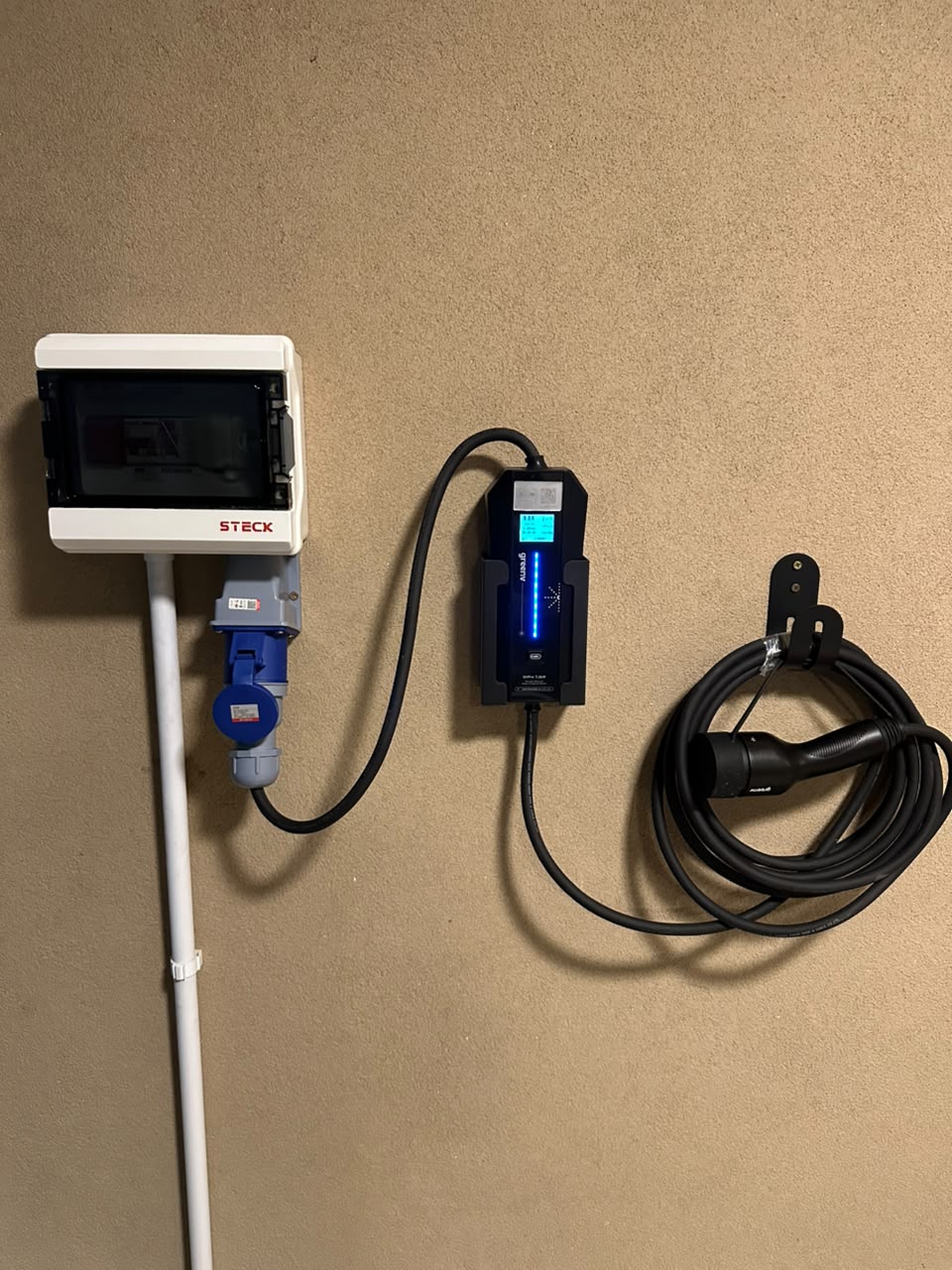 Ponto de recarga veicular com carregador e conector organizados