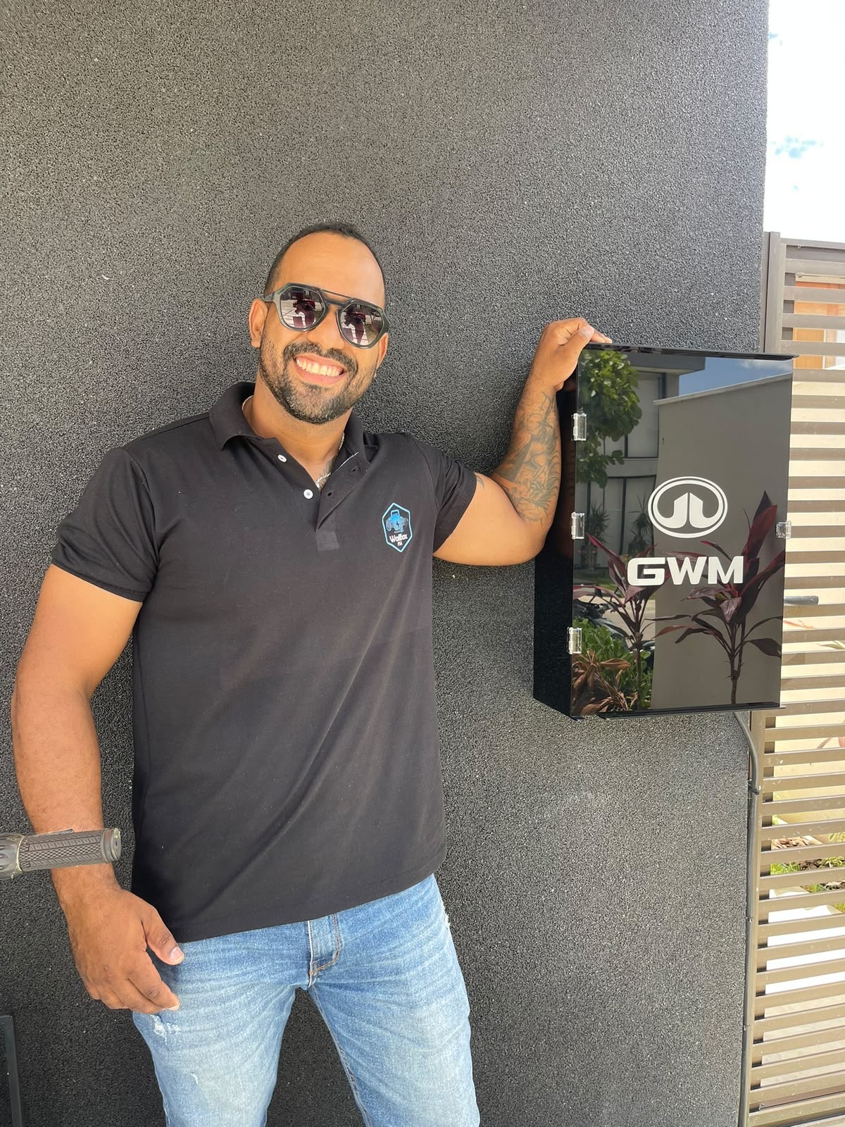Profissional Wallbox FSA ao lado de equipamento GWM