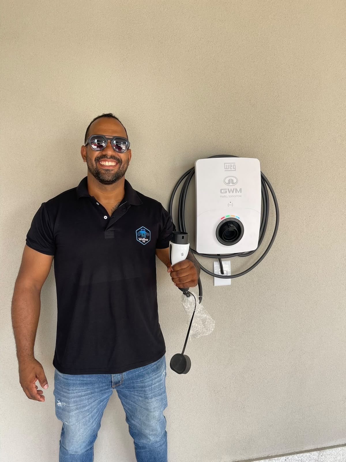 Profissional Wallbox FSA ao lado de carregador GWM